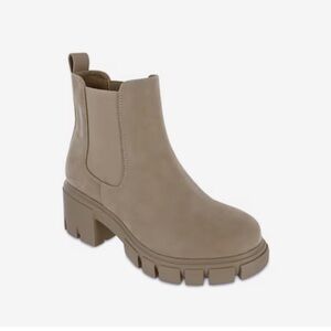 Mia Boots hardy lug platform and block heel. Size 8.5